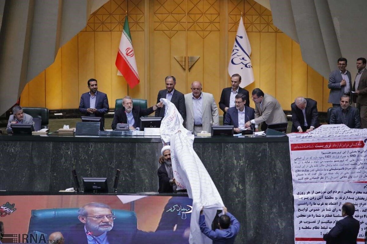 گزارش تصویری/ جنجال جدید دلواپس‎ها در مجلس از طومار پراکنی تا دیده بوسی!
