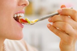  اشتباهی در جویدن غذا که زشت و پیرتان می کند+جزئیات
