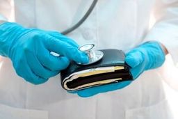 زیرمیزی ۴۰ میلیونی یک پزشک از بیمار در بدترین وضعیت