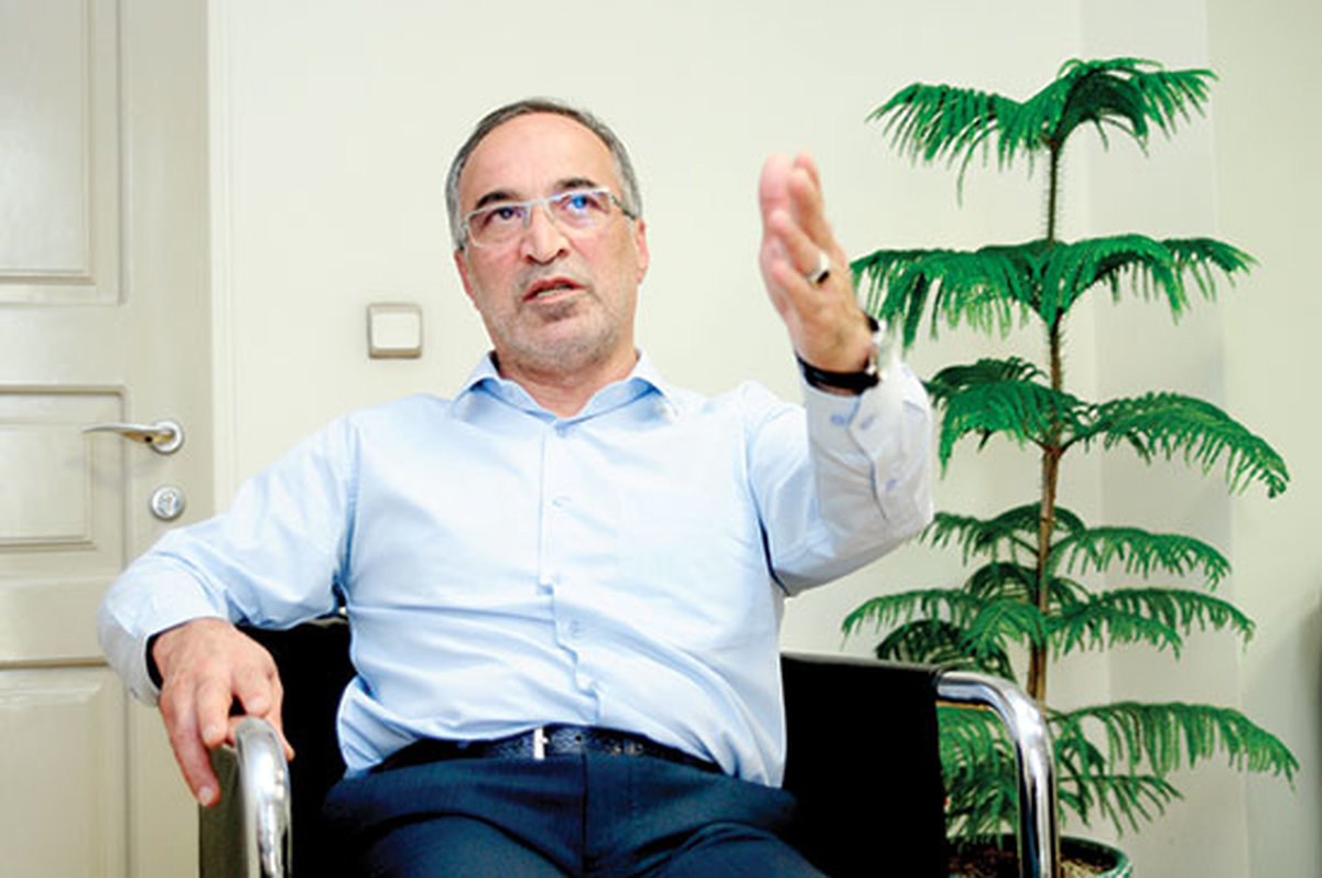 اطرافیان احمدینژاد بار او هستند نه یارش