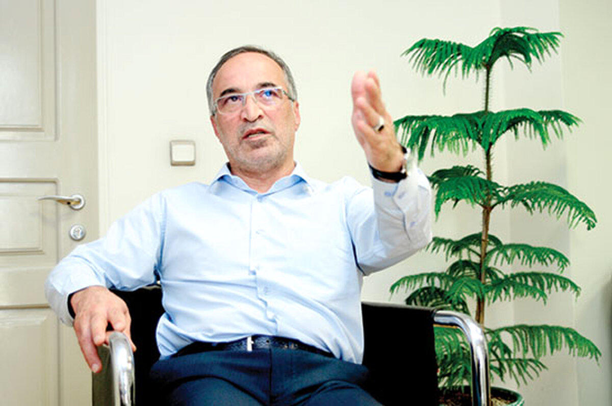 اطرافیان احمدی‌نژاد بار او هستند نه یارش
