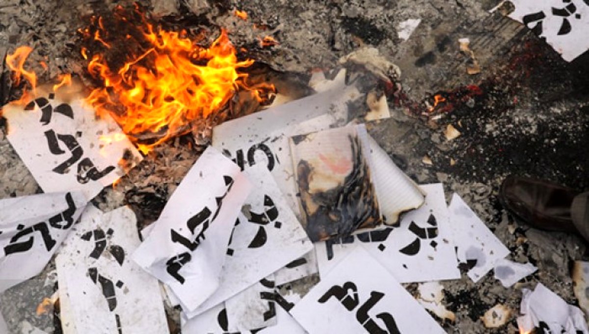 در راهپیمایی 13 آبان چه گذشت؟ / از حمل "تابوت مذاکره با آمریکا" تا "آتش زدن برجام"