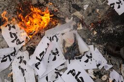 در راهپیمایی 13 آبان چه گذشت؟ / از حمل "تابوت مذاکره با آمریکا" تا "آتش زدن برجام"