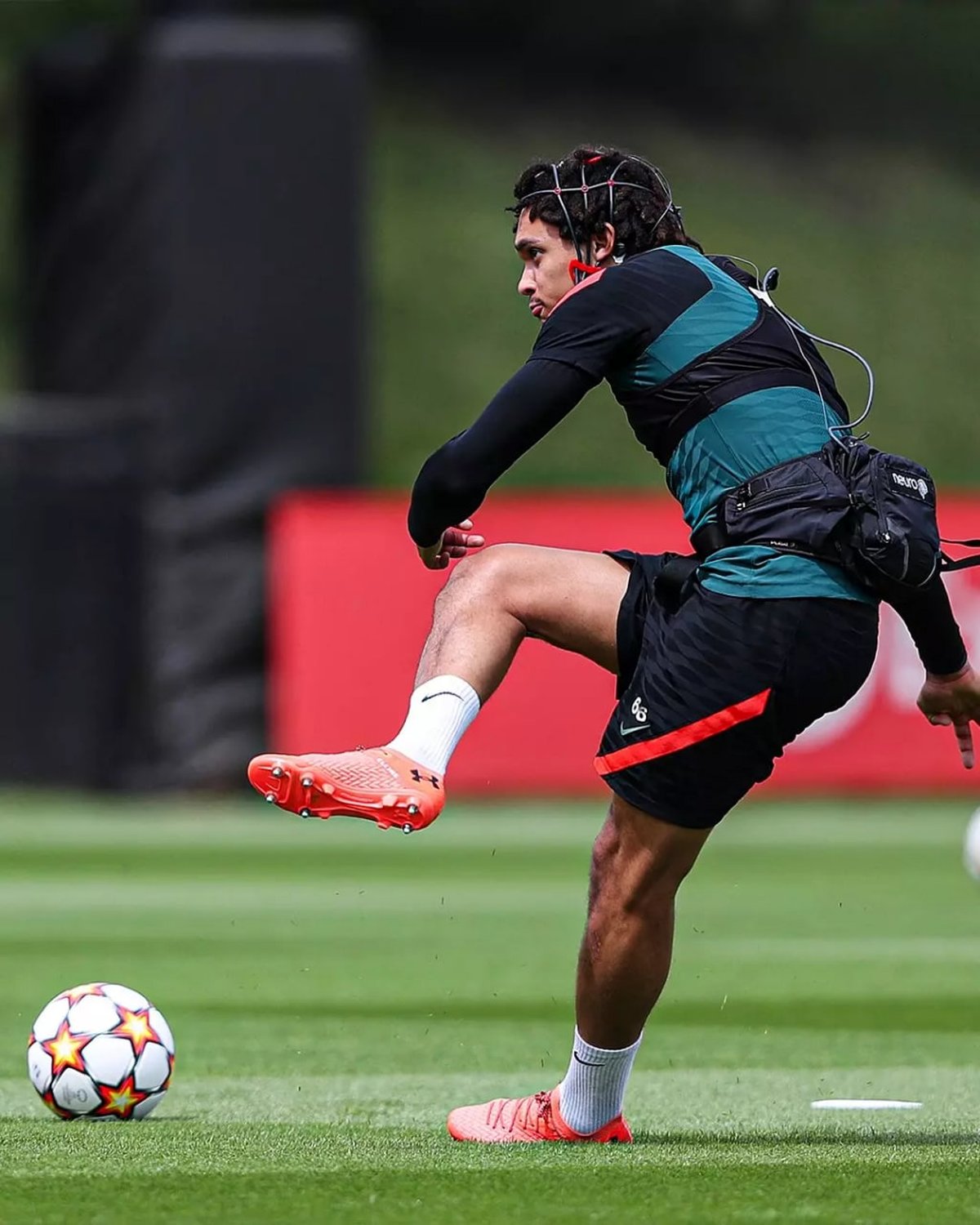 آخرِ تکنولوژی؛ تمرین آرنولد با neuro11 برای فینال (عکس)