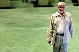 ماجرای نشان دادن عدد 3 توسط داوطلب ثبت نام انتخابات ریاست جمهوری+ عکس