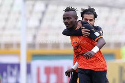 زوج مخوف مس مقابل دیوار بتنی آبی ها