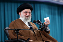رهبر انقلاب: مداحی، موسیقیِ پاپ نیست | نقش خود را در مقابل جنگ رسانه‌ای علیه ملت بیابید