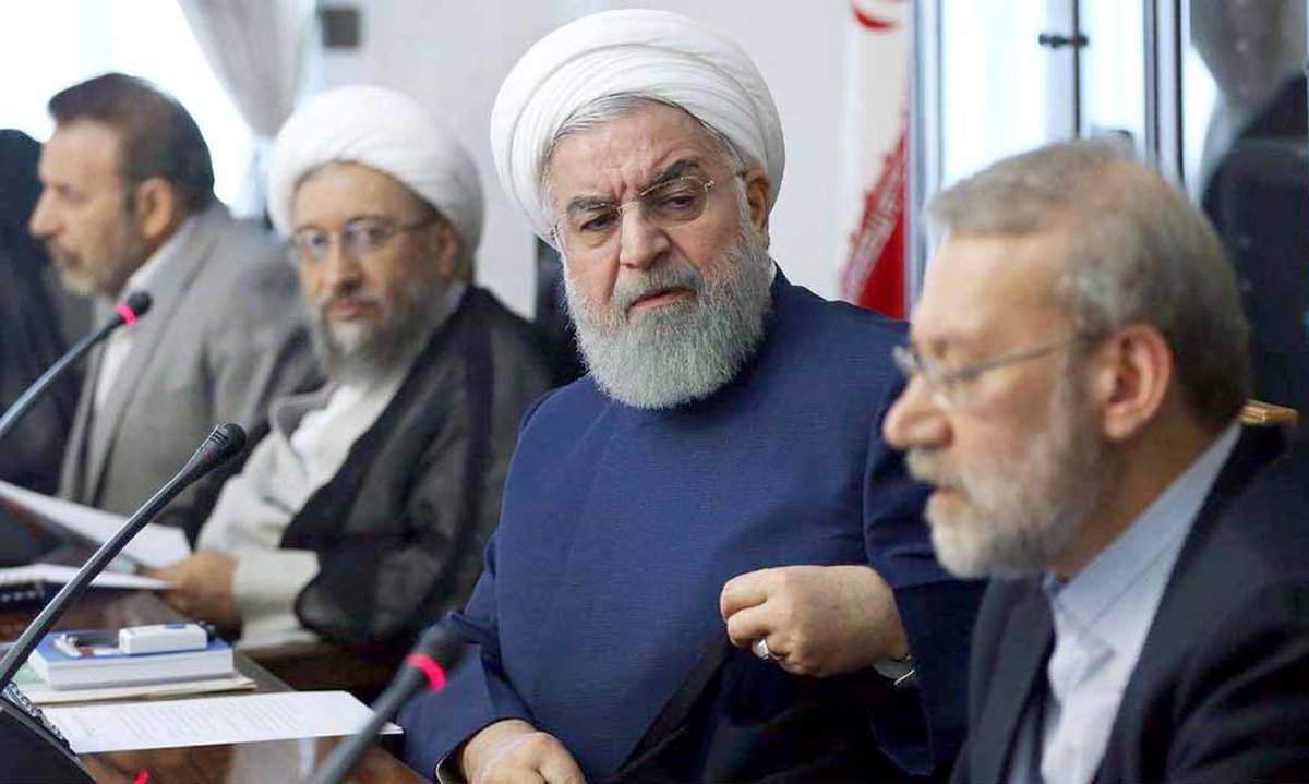 تصویری دیدنی از نگاه خاص روحانی به علی لاریجانی در  جلسه اقتصادی امروز دولت با حضور سران سایر قوا در پاستور