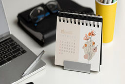 بهترین ایده‌ها برای طراحی تقویم رومیزی مینیمال در سال 1404
