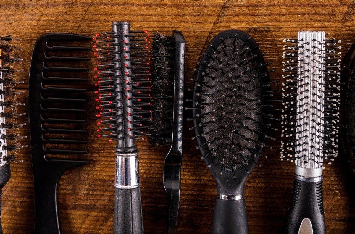 اشتباهات رایج هنگام برس‌کشیدن مو که باعث ریزش می‌شود