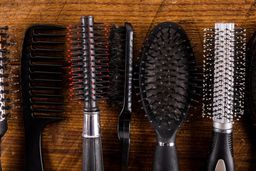 اشتباهات رایج هنگام برس‌کشیدن مو که باعث ریزش می‌شود