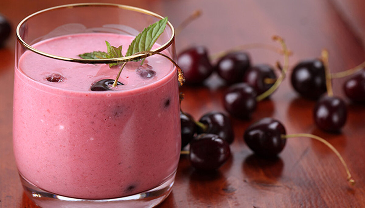 اسموتی آلبالو؛ یک نوشیدنی هیجان انگیز تابستانی+ روش آسان تهیه