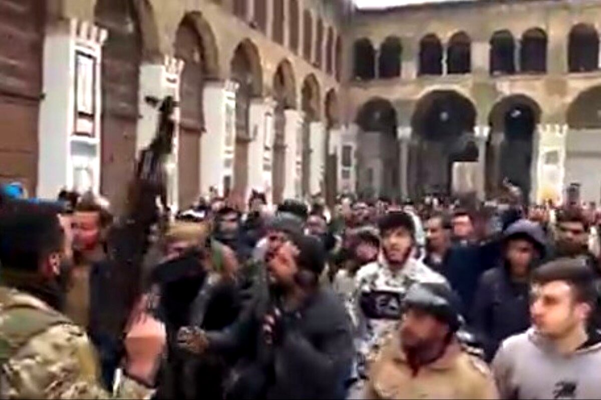 رجزخوانی دسته جمعی شامی ها علیه ایران در مسجد اموی