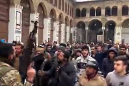 رجزخوانی دسته جمعی شامی ها علیه ایران در مسجد اموی