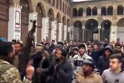رجزخوانی دسته جمعی شامی ها علیه ایران در مسجد اموی