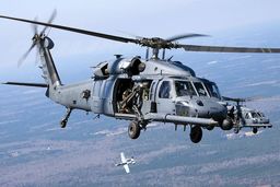 پرواز هلی کوپتر‌های نظامی آمریکا بر فراز آسمان توکیو