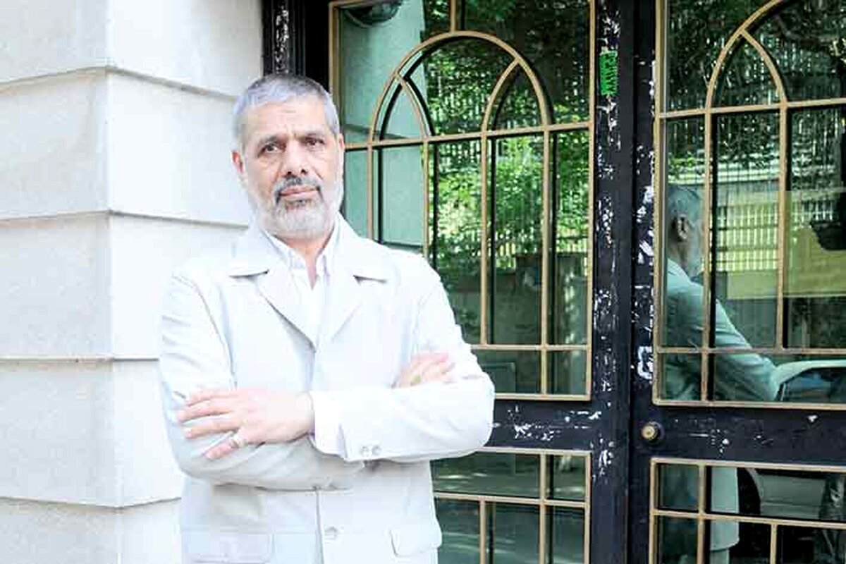 سیاست‌مدار در پشت پرده 