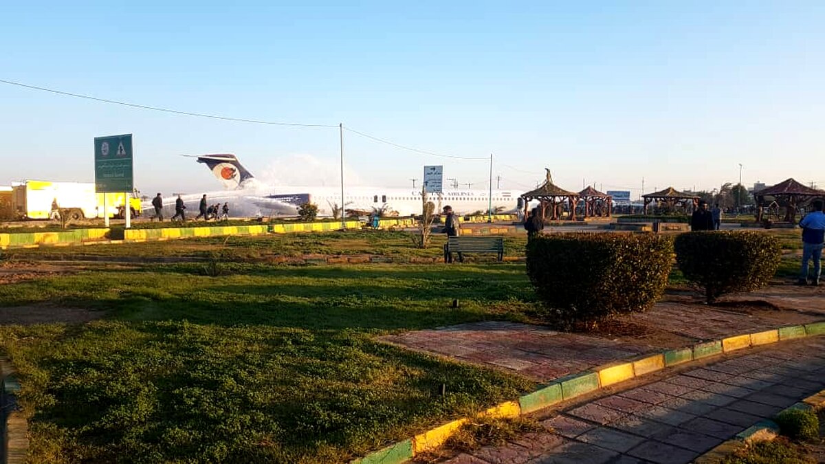  عکس و فیلم اختصاصی از حادثه ورود هواپیما به اتوبان در خوزستان