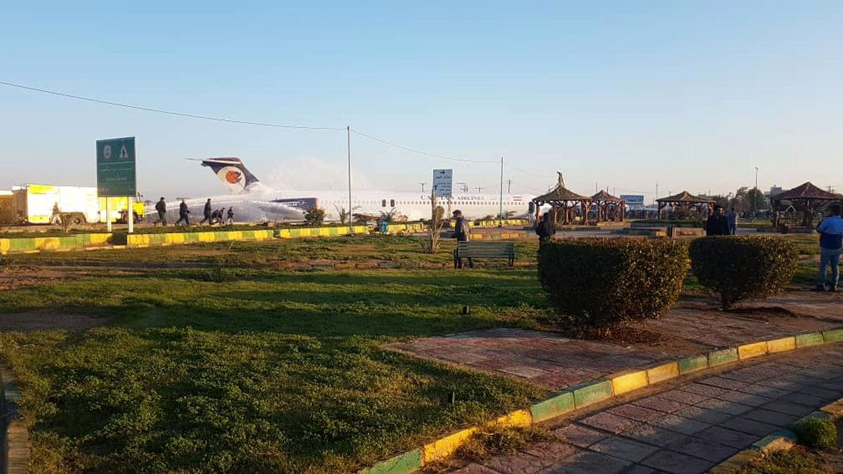 عکس و فیلم اختصاصی از حادثه ورود هواپیما به اتوبان در خوزستان
