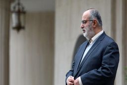 حسام الدین آشنا: دست بردارید!
