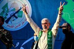 اولین لحظات رسیدن سربازان صهیونی به پیکر یحیی السنوار