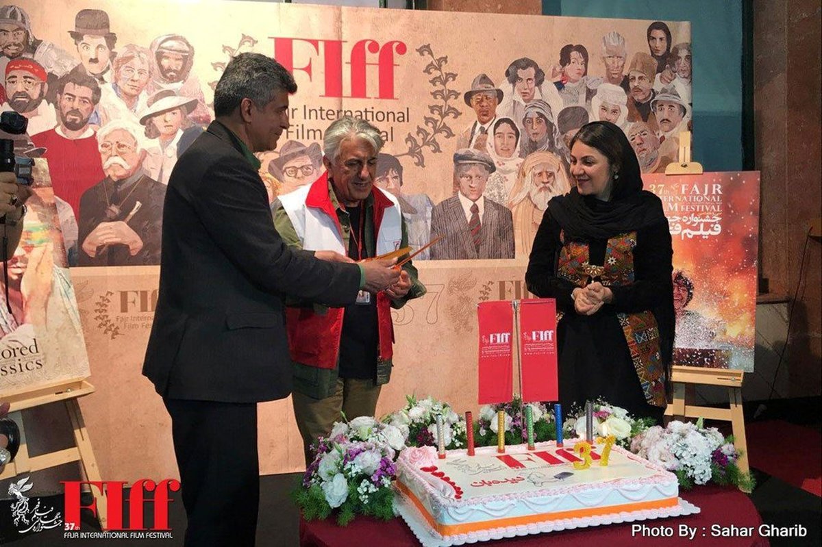 بریدن کیک جشنواره جهانی فجر توسط رضا کیانیان/ عکس