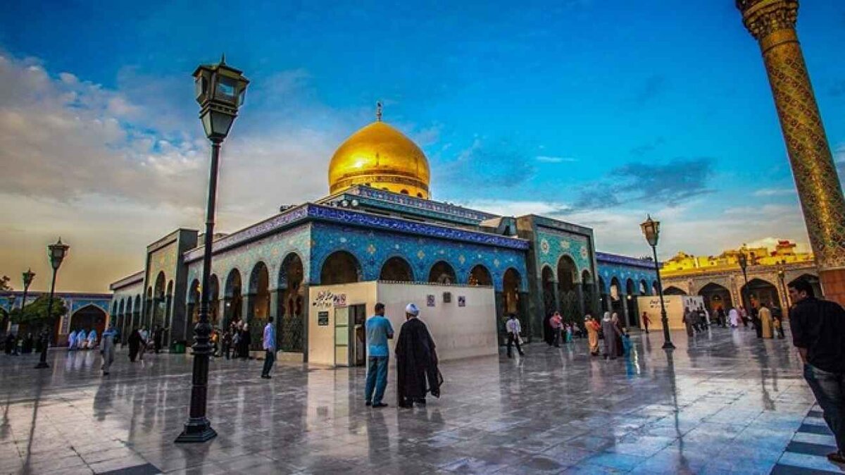 برپایی نماز جماعت در بارگاه حضرت زینب(س)