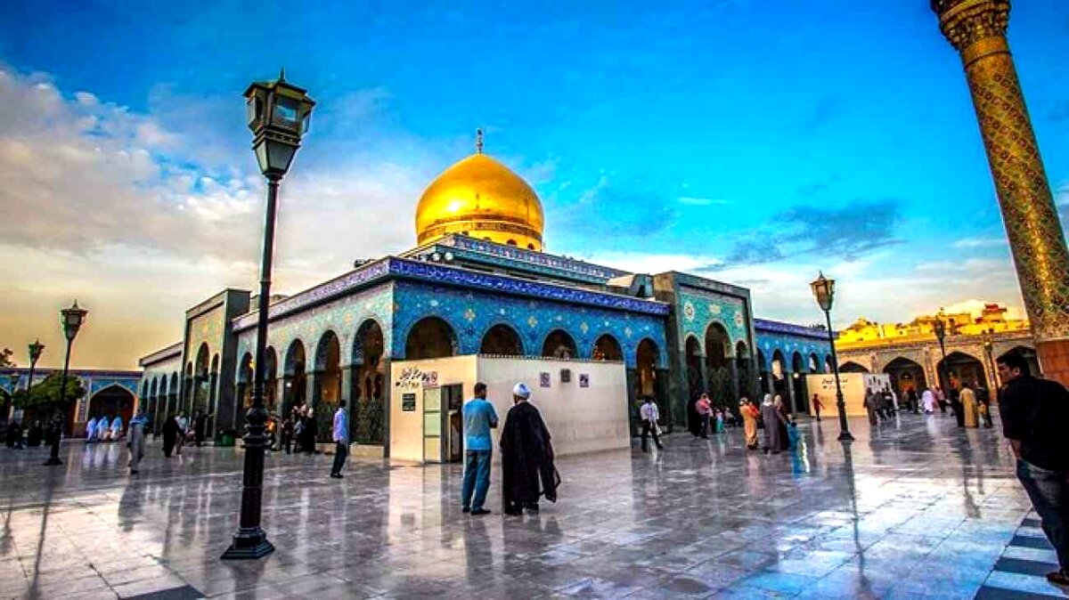 برپایی نماز جماعت در بارگاه حضرت زینب(س)