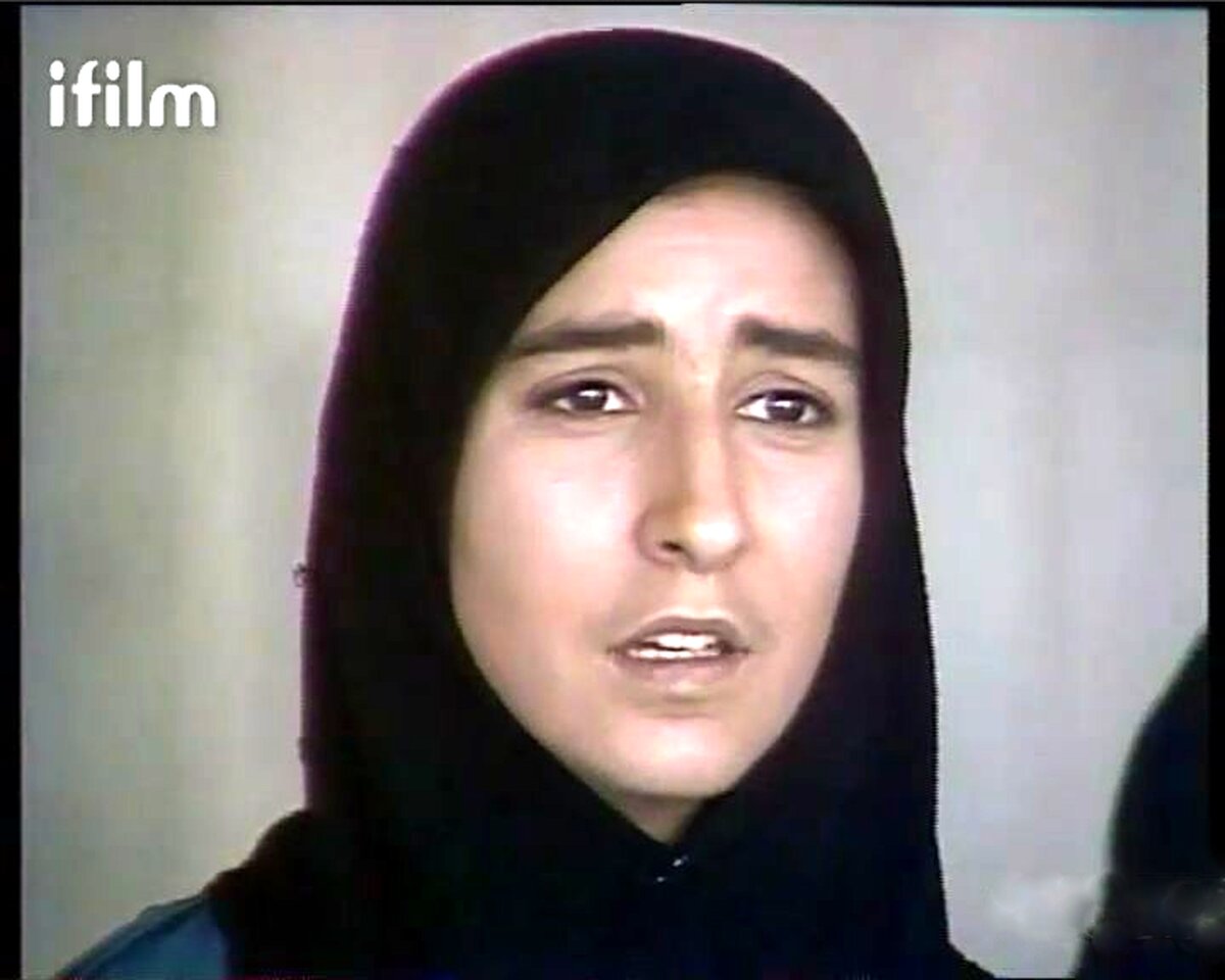 تیپ دهه 50 مرجانه گلچین در کافه | خانم همش تو گشت و گذاره 