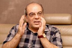 استقبال عباس عبدی از رئیسی و محسنی اژه‌ای