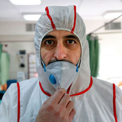 اثر جای ماسک بر صورت جهادگران سلامت