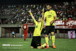 رقابت شانه به شانه در صدر /سپاهان جای پرسپولیس را دوباره گرفت/ فرار سپیدرود از باخت