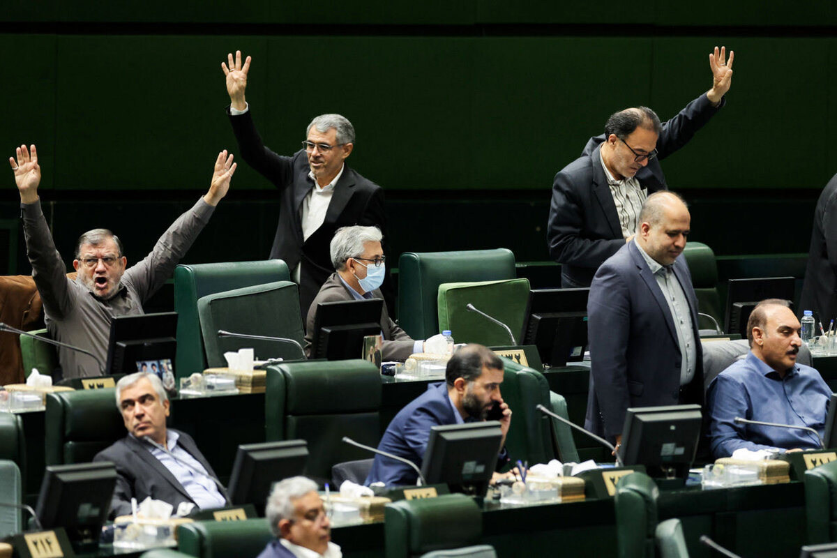 امضای 71 نماینده مجلس برای ساخت بمب اتمی 