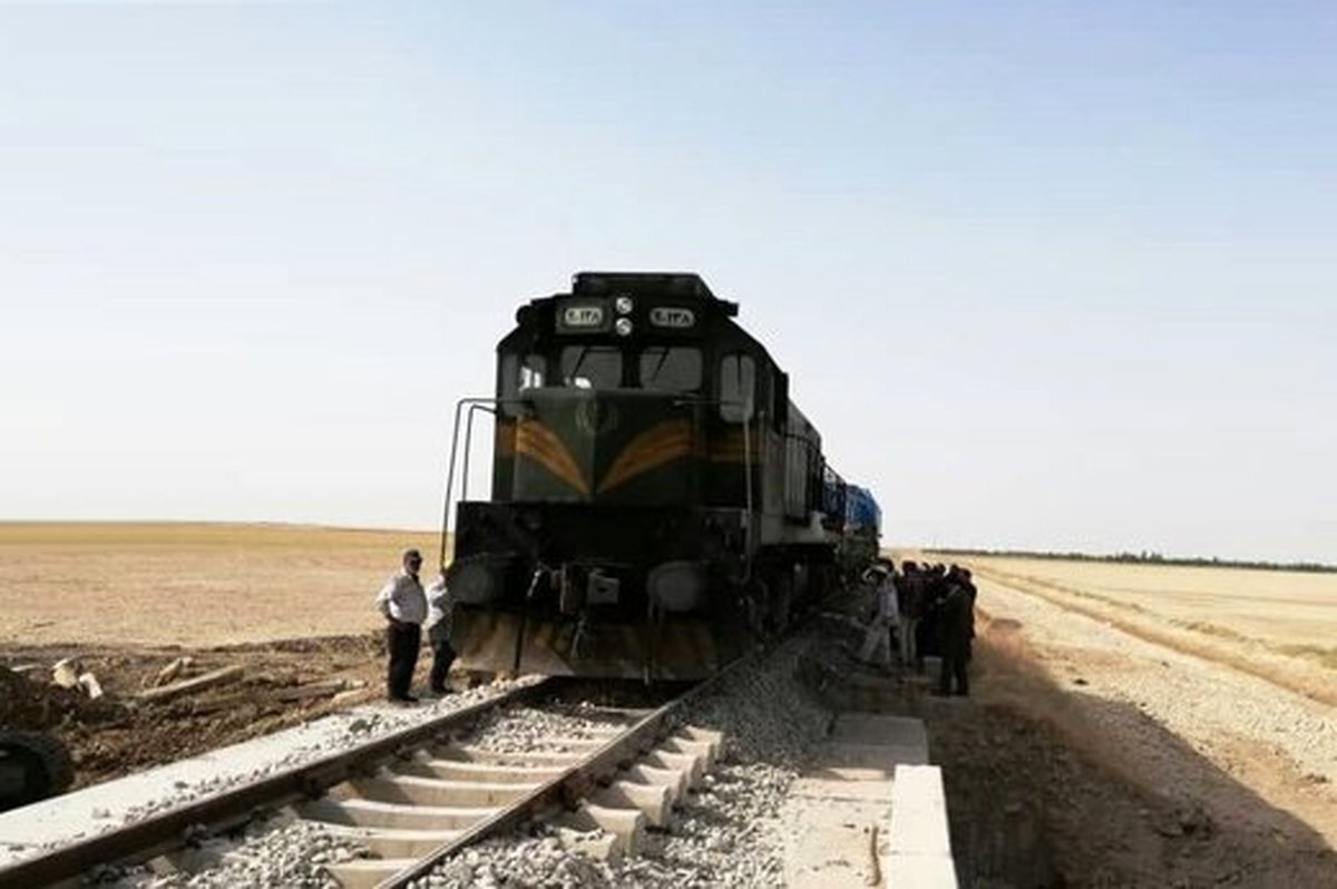 رئیس یک قطار در خوزستان به دره افتاد؛ خودش افتاد یا او را کشتند