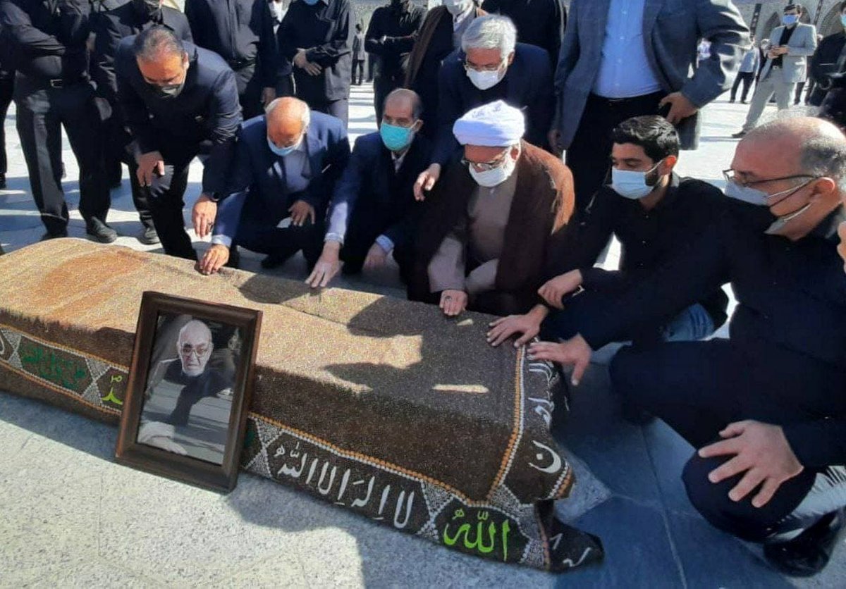 پیکر حاج حیدر رحیمپور ازغدی در حرم مطهر رضوی آرام گرفت