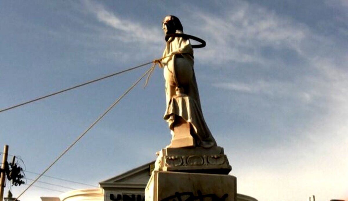 مجسمه کریستف کلمب پایین کشیده شد