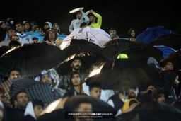 ایستاده در باران به خاطر ملوان (عکس)