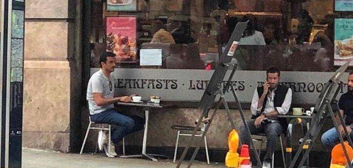 امیر قطر با شلوارجین در یک رستوران