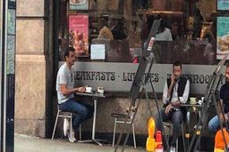 امیر قطر با شلوارجین در یک رستوران