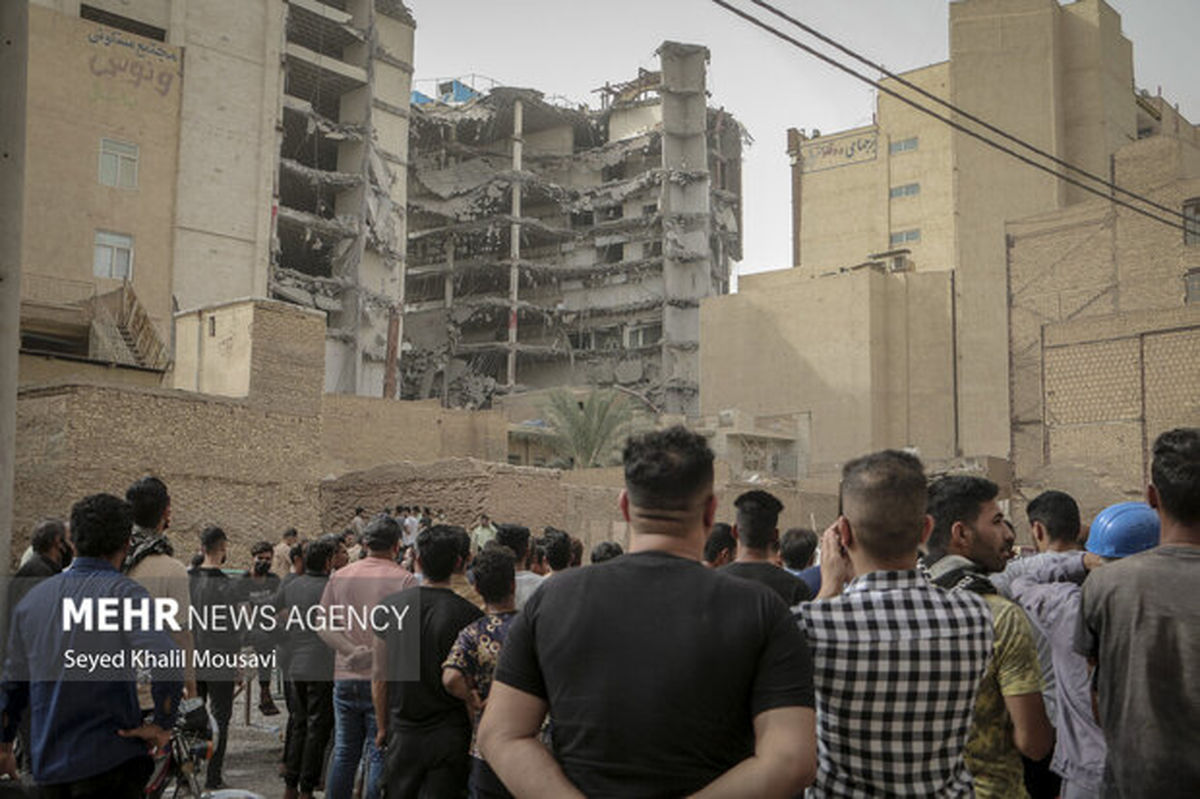 تجمع مردم در  مترو پل حادثه آفرید