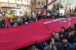 در تشییع پیکر سردار سلیمانی دانشجویان بر پرچم ۵۰ متری چه نوشته بودند ؛ فیلم