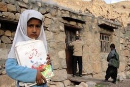 دانش آموزان در حالت یک لنگه پا؛خانواده ها پر از اضطراب و نگرانی