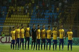 هجوم هواداران نفت به داخل زمین