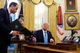 سخنان ترامپ درباره توافق با ایران همزمان با رژه هوایی بمب افکن های B2 