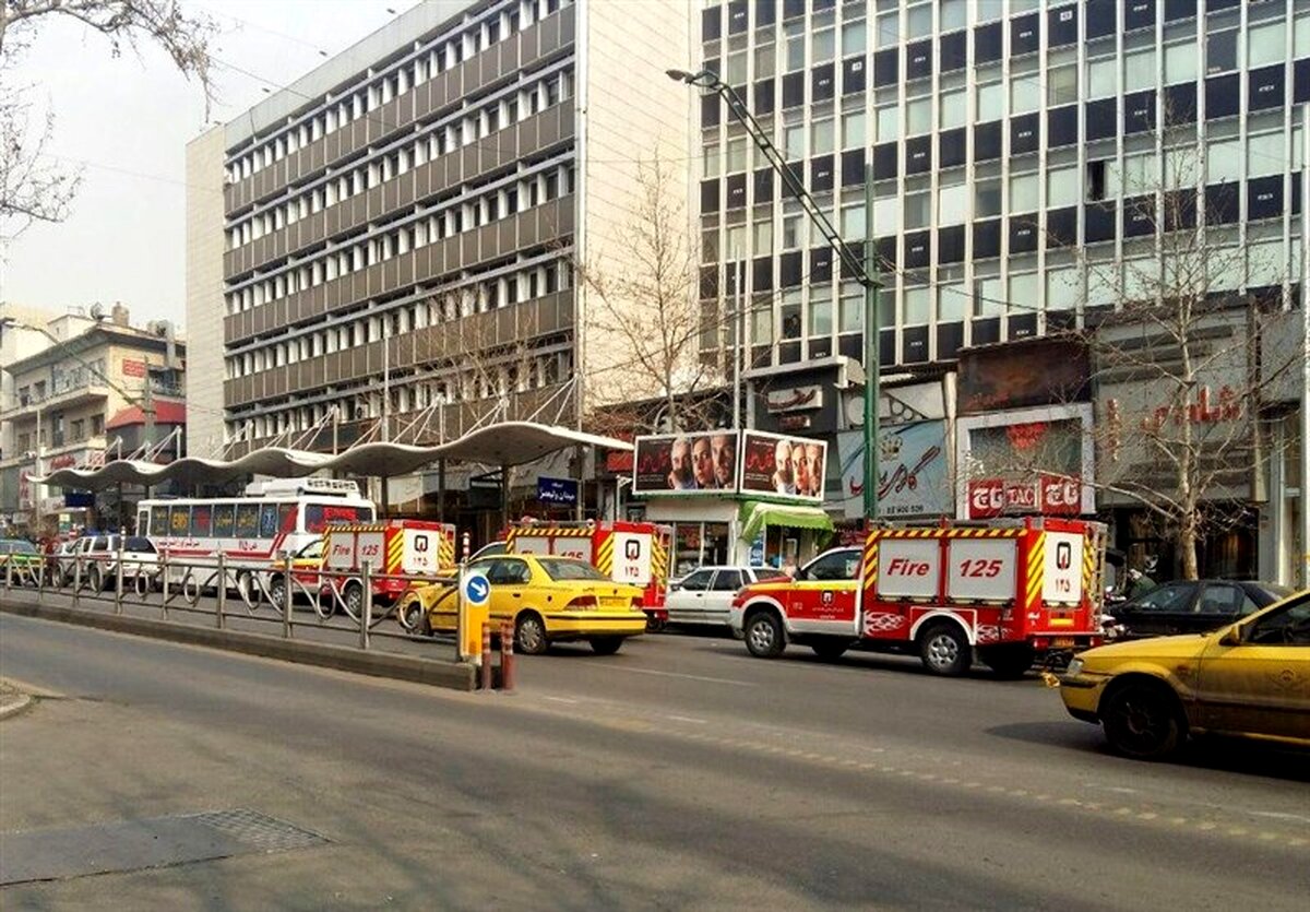 نجات 50 نفر در آتش‌سوزی ساختمان اداری خیابان ولیعصر
