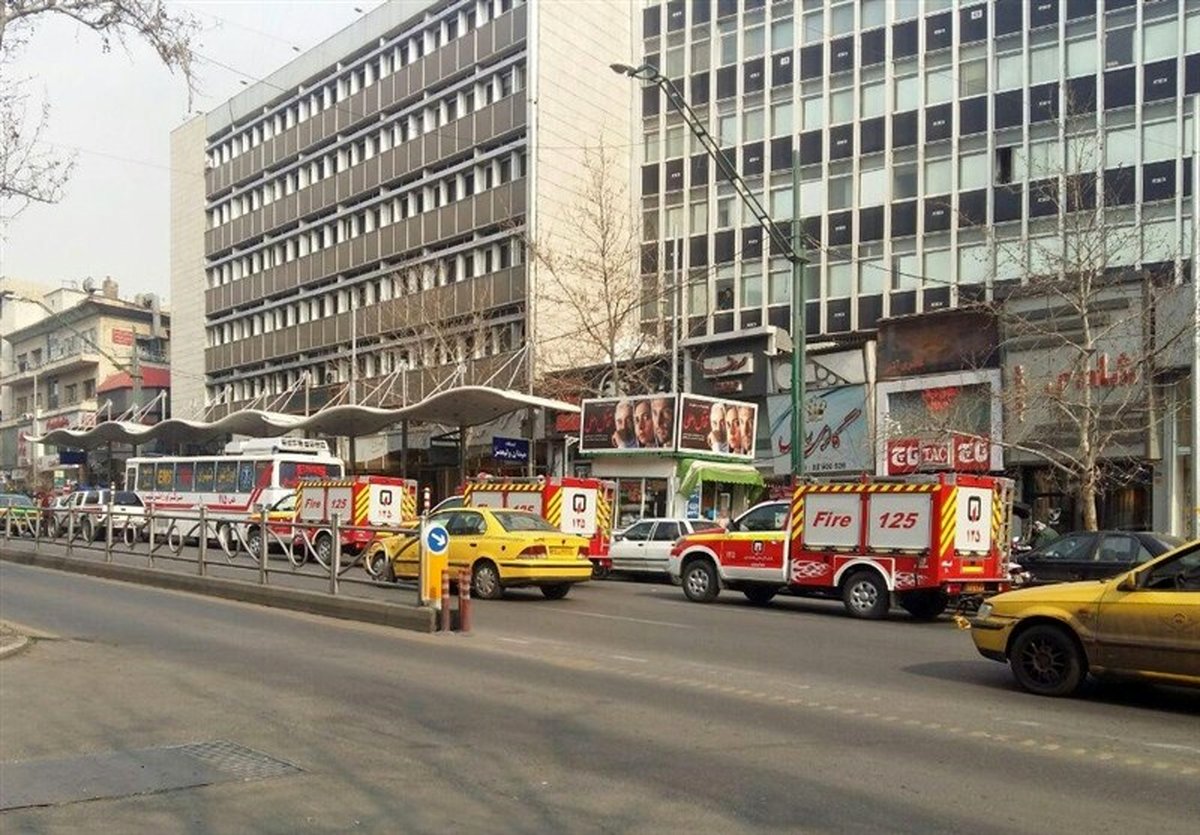 نجات 50 نفر در آتشسوزی ساختمان اداری خیابان ولیعصر