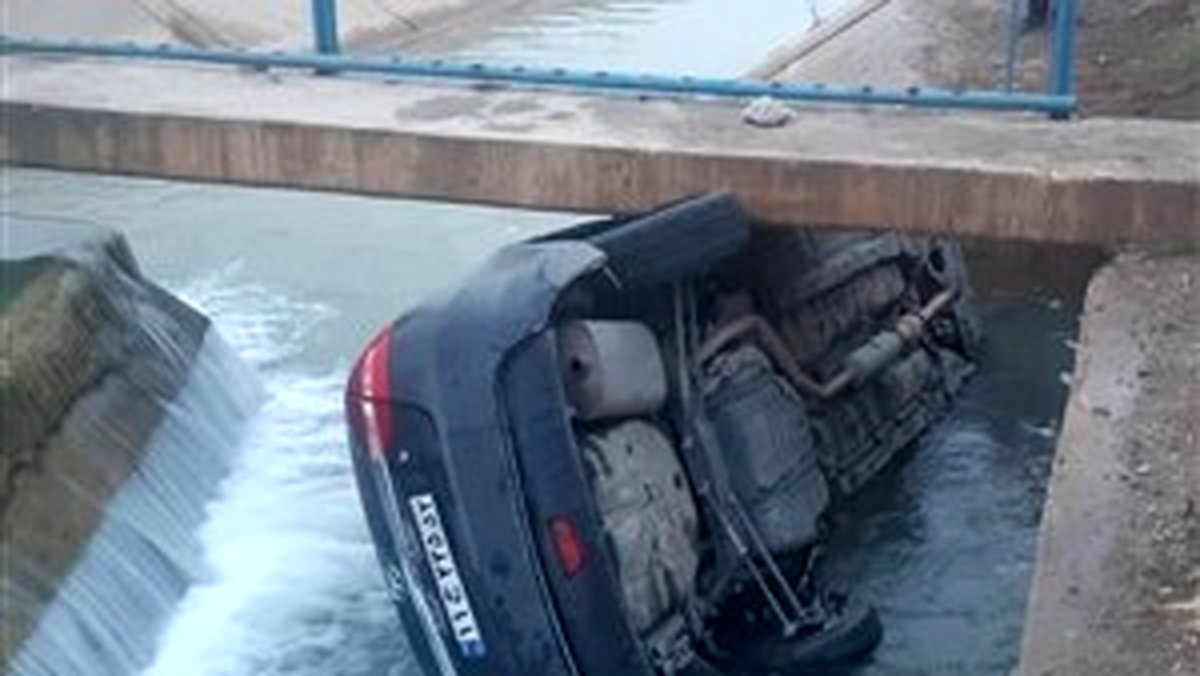 سقوط خودروی جک در کانال آب در اصفهان/ راننده زنده ماند