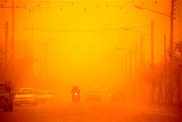 خوزستان|دود هورالعظیم افق دید مردم آبادان را به کمتر از 4 کیلومتر رساند