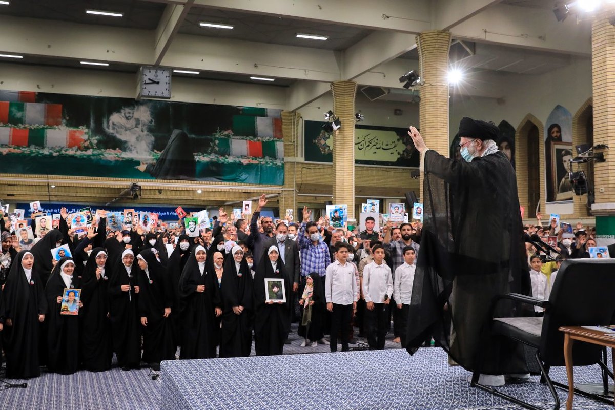 جمعی از خانوادههای شهدا با رهبر انقلاب دیدار کردند