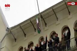 برافراشتن پرچم جدید سوریه در مسکو + فیلم